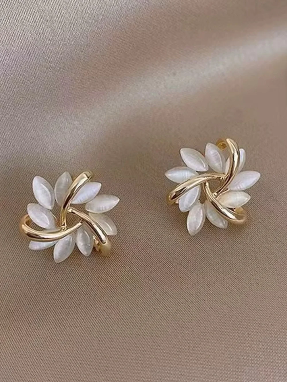 ***Elegant White Floral Gold-Tone Stud Earrings